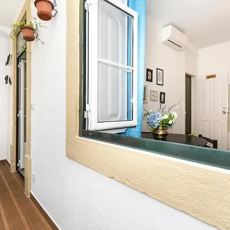 Retro M2 R4 - Lovely Double With Shared Bathroom Lizbona