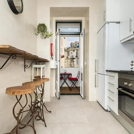 Guest house Retro M2 R4 - Lovely Double With Shared Bathroom Lisbon