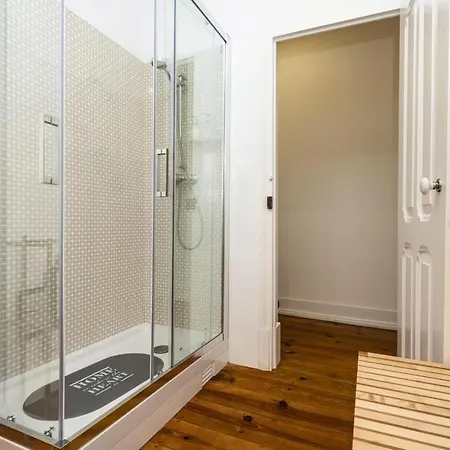 Retro M2 R4 - Lovely Double With Shared Bathroom *