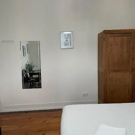Guest house Retro M2 R4 - Lovely Double With Shared Bathroom Lisbon