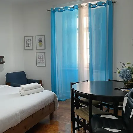 Retro M2 R4 - Lovely Double With Shared Bathroom Guest house *